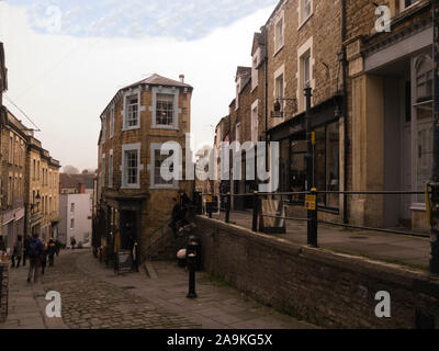 Vue vers le bas et étroit Catherine Hill Paul Street dans le centre-ville de Frome avec boutiques indépendantes dans les bâtiments historiques Somerset England UK a voté comme l'un des Banque D'Images