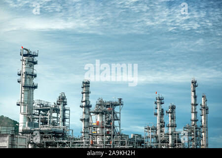 Close up vision industrielle à l'usine de raffinerie de pétrole de la zone de l'industrie forme avec le lever du soleil et ciel nuageux Banque D'Images