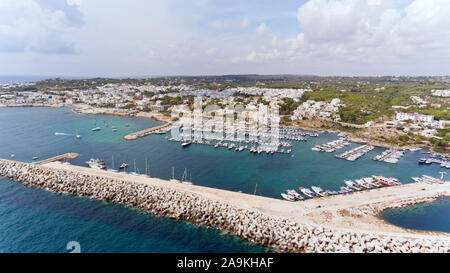 Vue aérienne du point le plus au sud de Salento, ville de Santa Maria di Leuca, avec bateaux et yachts dans le port occupé dans l'abri de la barrière de pierre . Banque D'Images