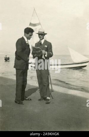 Deux hommes élégant sur la plage, à Lido de Venise, Italie Banque D'Images