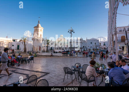 Ceglie Messapica, Italie - août 2019, 15 : place principale de la ville avec des lumières de fête et les gens à la table basse à la mi-août Banque D'Images