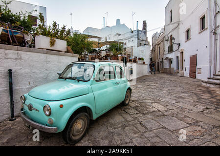 Ceglie Messapica, Italie - août 2019, 15 Historique : Fiat 500 voiture garée sur une rue pavée, dans le centre de la ville de Ceglie Messapica (Italie) Banque D'Images