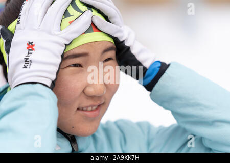 Portrait de la sportive du biathlète Munkhbat Doljinsuren la Mongolie après la carabine et le ski. Ouvrir les jeunes régionaux biathlon Coupe du Moyen-Orient Banque D'Images