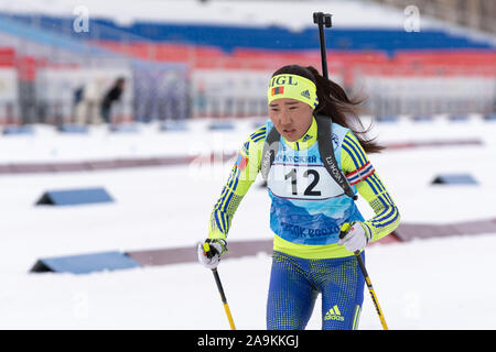 La sportive du biathlète Munkhbat Doljinsuren la Mongolie sur ski biathlon distance complexe. Biathlon jeunes Coupe de l'Est Banque D'Images