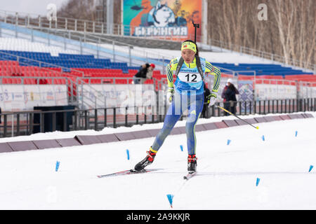 La sportive mongole Munkhbat biathlète Doljinsuren sur ski biathlon distance complexe. Biathlon jeunes Coupe de l'Est Banque D'Images