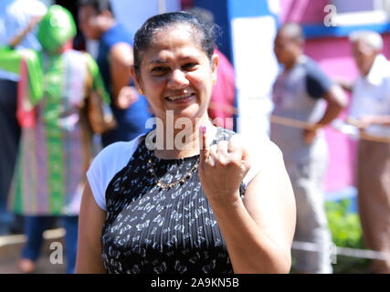 Colombo, Sri Lanka. 16 Nov, 2019. Une femme montre son doigt après avoir lancé son vote lors des élections présidentielles à Colombo, Sri Lanka, le 16 novembre 2019. La participation des électeurs aux élections présidentielles au Sri Lanka a atteint 70 pour cent en 2:00 heure locale le samedi, les fonctionnaires électoraux a dit. Source : Xinhua/Alamy Live News Banque D'Images