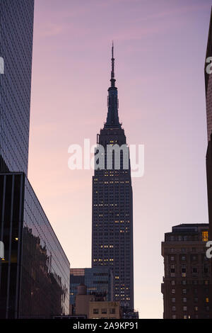 Empire State Building à l'aube, 33e Rue, New York City, États-Unis d'Amérique. Banque D'Images