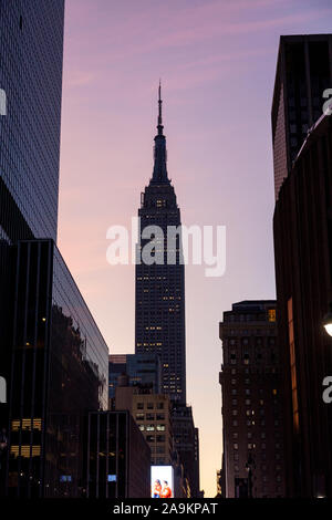 Empire State Building à l'aube, 33e Rue, New York City, États-Unis d'Amérique. Banque D'Images