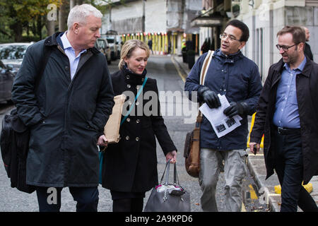 Londres, Royaume-Uni. 16 novembre, 2019. Une liberté de mouvement activiste du mouvement pour la justice appel à Ian Lavery (l), Président du Parti Travailliste, et Rebecca Long-Bailey ombre, Secrétaire d'État pour les affaires, l'énergie et de stratégie industrielle, à mesure qu'ils arrivent au travail de l'Article V réunion. La clause V réunion, présidée par le chef du parti et de membres du Conseil exécutif national (CEN), les membres du cabinet fantôme et les membres de la National Policy Forum, finalisera le programme électoral général du parti. La réunion est nommé d'après l'article V du règlement du Parti travailliste. Cre Banque D'Images