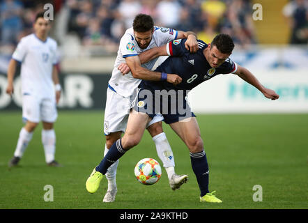 Scotland's John McGinn (droite) et Chypre' Georgios Efrem bataille pour la balle durant l'UEFA Euro 2020 match de qualification à la GSP Stadium, Nicosie. Banque D'Images