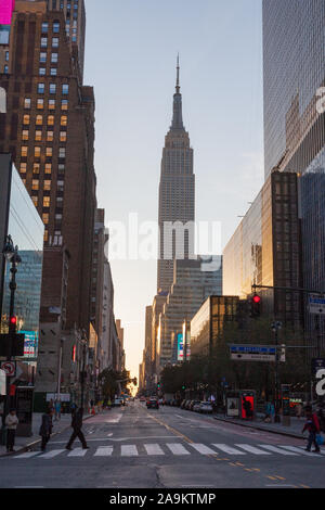 L'Empire State Building photographié à Sunrise, West 34th Street et 8th Avenue, New York City, États-Unis d'Amérique. Banque D'Images