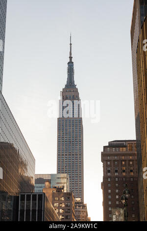 L'Empire State Building, de la 33e Rue, New York City, États-Unis d'Amérique. Banque D'Images