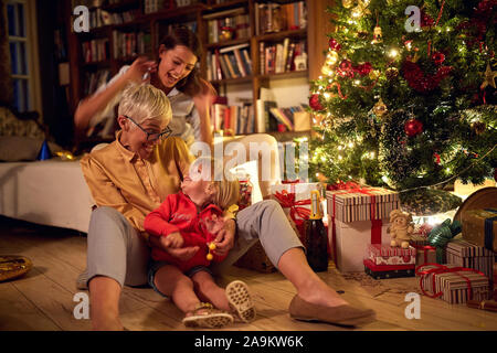 Grandmather gaie et little happy girl jouer ensemble pour Noël Banque D'Images