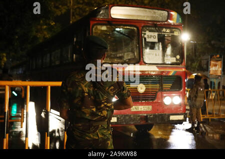 Colombo, Sri Lanka. 16 Nov, 2019. Le personnel de sécurité monte la garde au centre de dépouillement, fin du vote dans l'élection présidentielle le 17 novembre 2019 à Colombo, Sri Lanka. Credit : Pradeep Dambarage/ZUMA/Alamy Fil Live News Banque D'Images