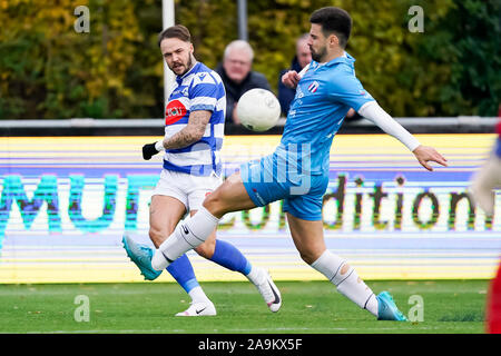 Spakenberg,SV Spakenburg - Excelsior Maassluis, football, néerlandais deuxième division, Tweede Divisie, saison 2019-2020, 16-11-2019, SV Spakenburg un joueur Vince Gino Dekker (L), l'Excelsior Maasluis player Sefa Kurt (R) : Crédit Photos Pro/Alamy Live News Banque D'Images