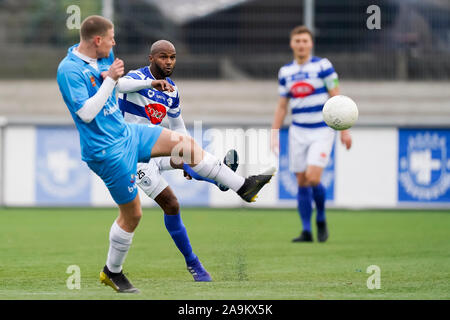 Spakenberg,SV Spakenburg - Excelsior Maassluis, football, néerlandais deuxième division, Tweede Divisie, saison 2019-2020, 16-11-2019, SV Spakenburg player Everton Pires Tavares (M), l'Excelsior Maasluis player Daan Blij (L) : Crédit Photos Pro/Alamy Live News Banque D'Images