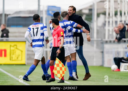 Spakenberg,SV Spakenburg - Excelsior Maassluis, football, néerlandais deuxième division, Tweede Divisie, saison 2019-2020, 16-11-2019, SV Spakenburg un joueur Vince Gino Dekker (2R) a remporté 1-0, SV Spakenburg coach Chris de Graaf (R) : Crédit Photos Pro/Alamy Live News Banque D'Images