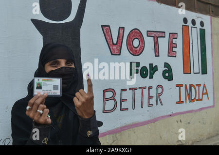 Une femme montre sa carte d'identité de l'élection et à l'extérieur d'un doigt à l'encre du scrutin pendant les corps civique sondages à Pushkar, Rajasthan, Inde. (Photo de Shaukat Ahmed/Pacific Press) Banque D'Images
