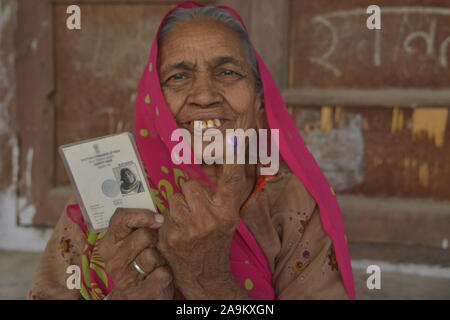 Une femme montre sa carte d'identité de l'élection et à l'extérieur d'un doigt à l'encre du scrutin pendant les corps civique sondages à Pushkar, Rajasthan, Inde. (Photo de Shaukat Ahmed/Pacific Press) Banque D'Images