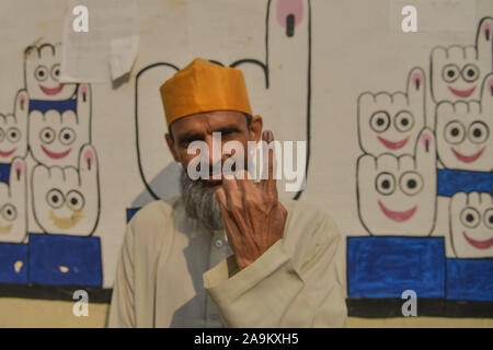 Un homme montre son doigt à l'encre à l'extérieur d'un bureau de vote au cours de l'organisme municipal sondages à Pushkar, Rajasthan, Inde. (Photo de Shaukat Ahmed/Pacific Press) Banque D'Images