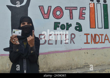 Pushkar, Inde. 16 Nov, 2019. Femme montre sa carte d'identité de l'élection et à l'extérieur d'un doigt à l'encre du scrutin pendant les corps civique sondages à Pushkar, Rajasthan, Inde. (Photo de Shaukat Ahmed/Pacific Press) Credit : Pacific Press Agency/Alamy Live News Banque D'Images
