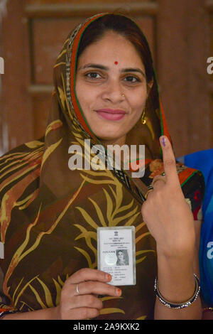 Pushkar, Inde. 16 Nov, 2019. Une femme montre sa carte d'identité de l'élection et à l'extérieur d'un doigt à l'encre du scrutin pendant les corps civique sondages à Pushkar, Rajasthan, Inde. (Photo de Shaukat Ahmed/Pacific Press) Credit : Pacific Press Agency/Alamy Live News Banque D'Images