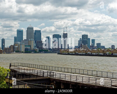 Vue sur les toits de Canary Wharf (à gauche et au centre) et Rotherhithe (droite) du libre-échange sur la jetée du quai (Limehouse, Londres, UK) Banque D'Images