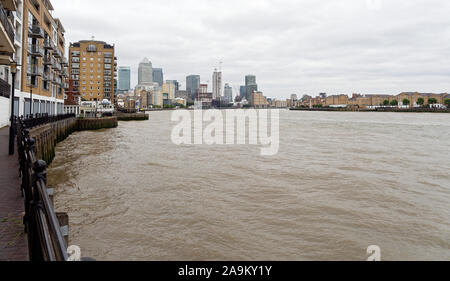 Vue sur Canary Wharf et de la rivière Thames dans Rotherhithe Thames Path près de Ruelle de Limehouse, Londres, UK Banque D'Images