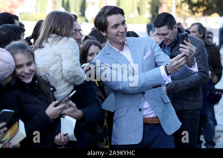 16 novembre 2019, Lisbonne, Portugal : Harry Potter's l'acteur britannique James Phelps (R ) prend un avec selfies fans au cours de l'ouverture de l'ExhibitionÃ ÃHarry : Potter à Lisbonne, Portugal, le 16 novembre 2019. Accessoires d'origine, les costumes et décors de films de Harry Potter sera exposé du 16 novembre au 8 avril 2020 à Lisbonne. (Crédit Image : © Pedro Fiuza/Zuma sur le fil) Banque D'Images