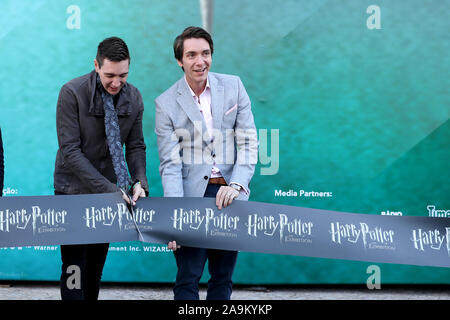 16 novembre 2019, Lisbonne, Portugal : Harry Potter's acteurs britanniques James Phelps (R) et Oliver Phelps (L) ont coupé le ruban lors de l'ouverture de l'ExhibitionÃ ÃHarry : Potter à Lisbonne, Portugal, le 16 novembre 2019. Accessoires d'origine, les costumes et décors de films de Harry Potter sera exposé du 16 novembre au 8 avril 2020 à Lisbonne. (Crédit Image : © Pedro Fiuza/Zuma sur le fil) Banque D'Images