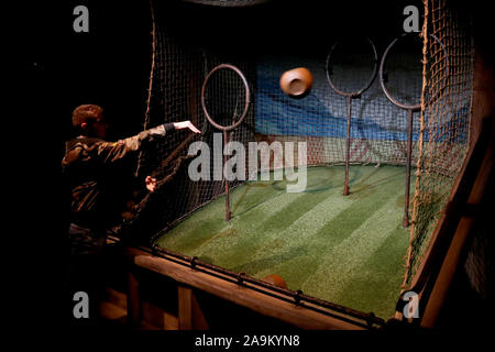 16 novembre 2019, Lisbonne, Portugal : Les visiteurs assistent à l'ouverture d'Ã¢â€™Harry Potter : Le ExhibitionÃ' â"¢ à Lisbonne, Portugal, le 16 novembre 2019. Accessoires d'origine, les costumes et décors de films de Harry Potter sera exposé du 16 novembre au 8 avril 2020 à Lisbonne. (Crédit Image : © Pedro Fiuza/Zuma sur le fil) Banque D'Images