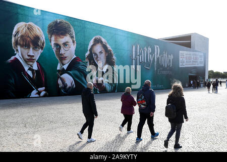 16 novembre 2019, Lisbonne, Portugal : Les visiteurs assistent à l'ouverture d'Ã¢â€™Harry Potter : Le ExhibitionÃ' â"¢ à Lisbonne, Portugal, le 16 novembre 2019. Accessoires d'origine, les costumes et décors de films de Harry Potter sera exposé du 16 novembre au 8 avril 2020 à Lisbonne. (Crédit Image : © Pedro Fiuza/Zuma sur le fil) Banque D'Images