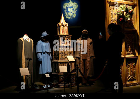 16 novembre 2019, Lisbonne, Portugal : Un visiteur assiste à l'ouverture de l'ExhibitionÃ ÃHarry : Potter à Lisbonne, Portugal, le 16 novembre 2019. Accessoires d'origine, les costumes et décors de films de Harry Potter sera exposé du 16 novembre au 8 avril 2020 à Lisbonne. (Crédit Image : © Pedro Fiuza/Zuma sur le fil) Banque D'Images