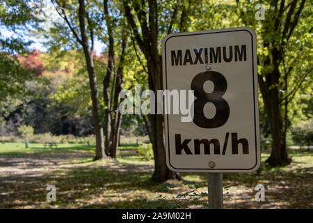 Maximum 8 km/h vitesse limite signe de route sur un terrain de camping à l'automne Banque D'Images