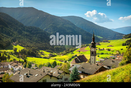 Funes Valley San Pietro et clocher de village church view, Dolomites Alpes. Trentin-haut-Adige Sud Tyrol, Italie, Europe Banque D'Images