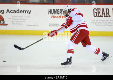 Oxford, Ohio, USA. 15 Nov, 2019. Miami's Bray Crowder pendant une partie de hockey entre les NCAA Miami Redhawks et le Minnesota Duluth Bulldogs au Goggin Ice Centre à Oxford, Ohio. Kevin Schultz/CSM/Alamy Live News Banque D'Images