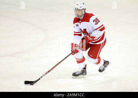 Oxford, Ohio, USA. 15 Nov, 2019. Miami's Casey Gilling pendant une partie de hockey entre les NCAA Miami Redhawks et le Minnesota Duluth Bulldogs au Goggin Ice Centre à Oxford, Ohio. Kevin Schultz/CSM/Alamy Live News Banque D'Images