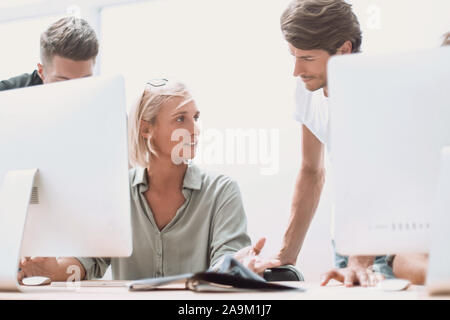 Close up. Un groupe de designers professionnels de travailler sur un nouveau projet Banque D'Images