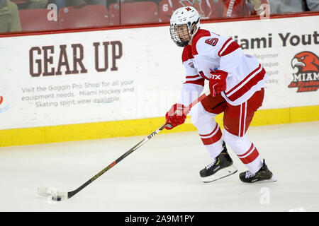 Oxford, Ohio, USA. 15 Nov, 2019. Miami's Jack Clement lors d'une partie de hockey entre les NCAA Miami Redhawks et le Minnesota Duluth Bulldogs au Goggin Ice Centre à Oxford, Ohio. Kevin Schultz/CSM/Alamy Live News Banque D'Images