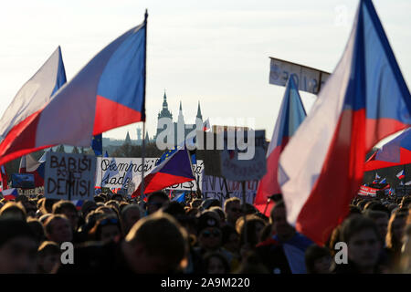 Prague, République tchèque. 16 Nov, 2019. Des milliers de manifestants se rassemblent pour protester contre le premier ministre tchèque Andrej Babis dans la seconde de la plus grande manifestation politique contre le gouvernement depuis la chute du communisme en 1989 lors de la révolution de velours à la plaine de Letna à Prague en République tchèque. Credit : Slavek Ruta/ZUMA/Alamy Fil Live News Banque D'Images