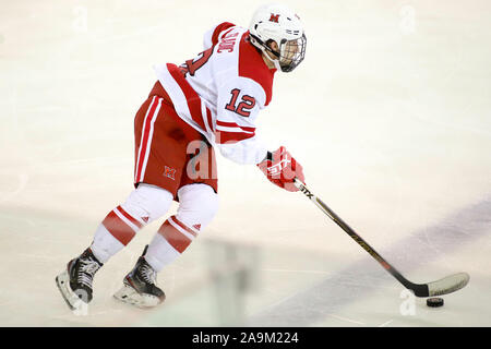 Oxford, Ohio, USA. 15 Nov, 2019. Miami's John Sladic pendant une partie de hockey entre les NCAA Miami Redhawks et le Minnesota Duluth Bulldogs au Goggin Ice Centre à Oxford, Ohio. Kevin Schultz/CSM/Alamy Live News Banque D'Images