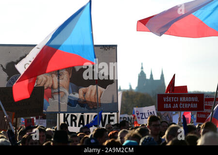 Prague, République tchèque. 16 Nov, 2019. Des milliers de manifestants se rassemblent pour protester contre le premier ministre tchèque Andrej Babis dans la seconde de la plus grande manifestation politique contre le gouvernement depuis la chute du communisme en 1989 lors de la révolution de velours à la plaine de Letna à Prague en République tchèque. Credit : Slavek Ruta/ZUMA/Alamy Fil Live News Banque D'Images