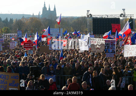 Prague, République tchèque. 16 Nov, 2019. Des milliers de manifestants se rassemblent pour protester contre le premier ministre tchèque Andrej Babis dans la seconde de la plus grande manifestation politique contre le gouvernement depuis la chute du communisme en 1989 lors de la révolution de velours à la plaine de Letna à Prague en République tchèque. Credit : Slavek Ruta/ZUMA/Alamy Fil Live News Banque D'Images