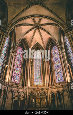 Fenêtre en verre teinté dans la cathédrale de Bayeux Banque D'Images