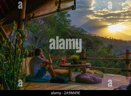 Jouissant de la vue sur le Mont Agung à partir de la terrasse d'un restaurant à Amed, Bali. Mont Agung est un volcan actif. Banque D'Images
