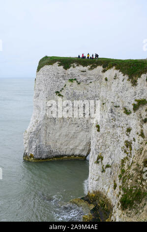 Les enfants de l'école non identifiables sur un voyage d'études à Old Harry Rocks Swanage Dorset Studland, Royaume-Uni. 15 Nov 2019. Banque D'Images