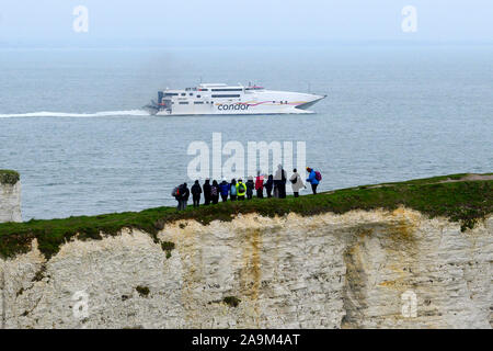 Les enfants de l'école non identifiables sur un voyage d'études à Old Harry Rocks Swanage Dorset Studland, Royaume-Uni. 15 Nov 2019. Banque D'Images