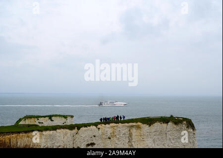 Les enfants de l'école non identifiables sur un voyage d'études à Old Harry Rocks Swanage Dorset Studland, Royaume-Uni. 15 Nov 2019. Banque D'Images