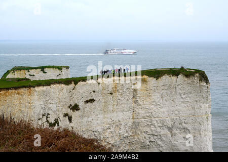 Les enfants de l'école non identifiables sur un voyage d'études à Old Harry Rocks Swanage Dorset Studland, Royaume-Uni. 15 Nov 2019. Banque D'Images