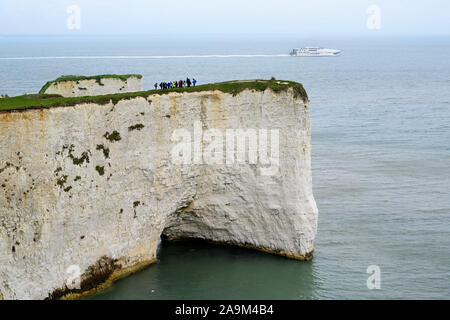 Les enfants de l'école non identifiables sur un voyage d'études à Old Harry Rocks Swanage Dorset Studland, Royaume-Uni. 15 Nov 2019. Banque D'Images